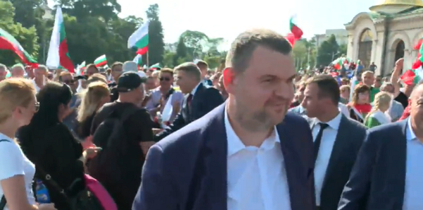 Делян Пеевски пристигна в парламента за вота на недоверие